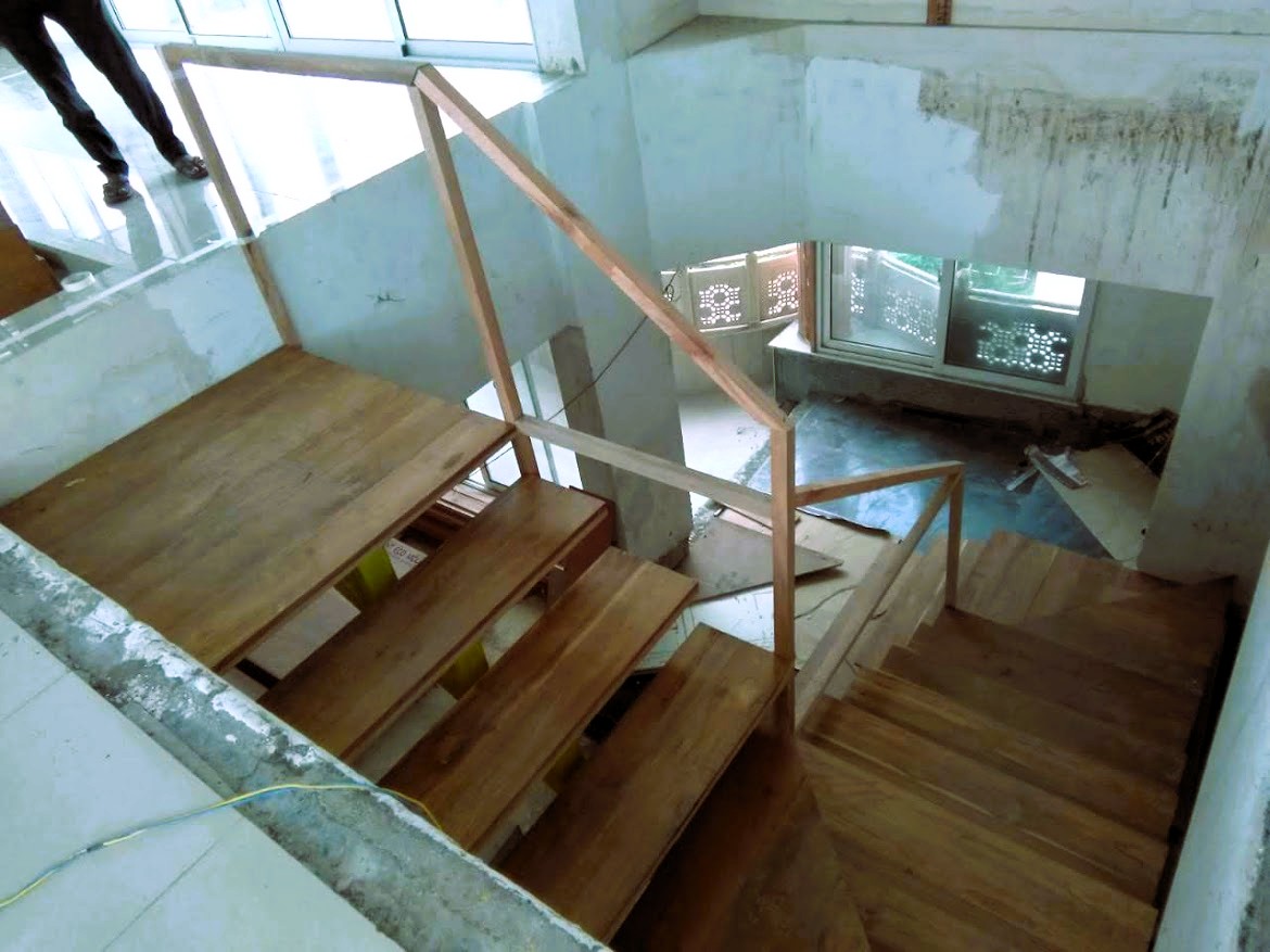 Industrial staircase for a mezzanine floor